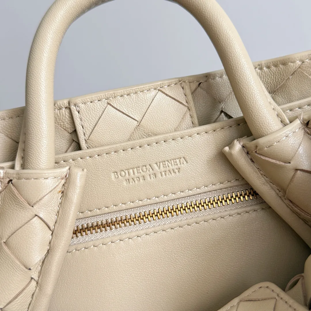 The new Andiamo batch of 3060 BV is shipped‼ ️The classic intercciato weaving process is used to create a soft bag, the metal knot is made of micro-cast aluminum using jewelry technology🪢, and the decorative beads are made of metal and hand-polished oak, allowing you to jump repeatedly between elegance and fun💃, making it unpredictable. Classic and versatile, it shows off your temperament, and the bag has a large capacity, making it very convenient for daily commuting! It has a variety of carrying methods, the shoulder straps can be adjusted by yourself, the original lambskin feels soft and delicate, and the unisex style breaks gender boundaries and brings a more practical and long-lasting use experience. The Andiamo, which has both elegant and casual styles, perfectly interprets the "fashionable old money style". Style number: 743568+wood hardware Color: cream yellow Size: 25*22*10.5cm